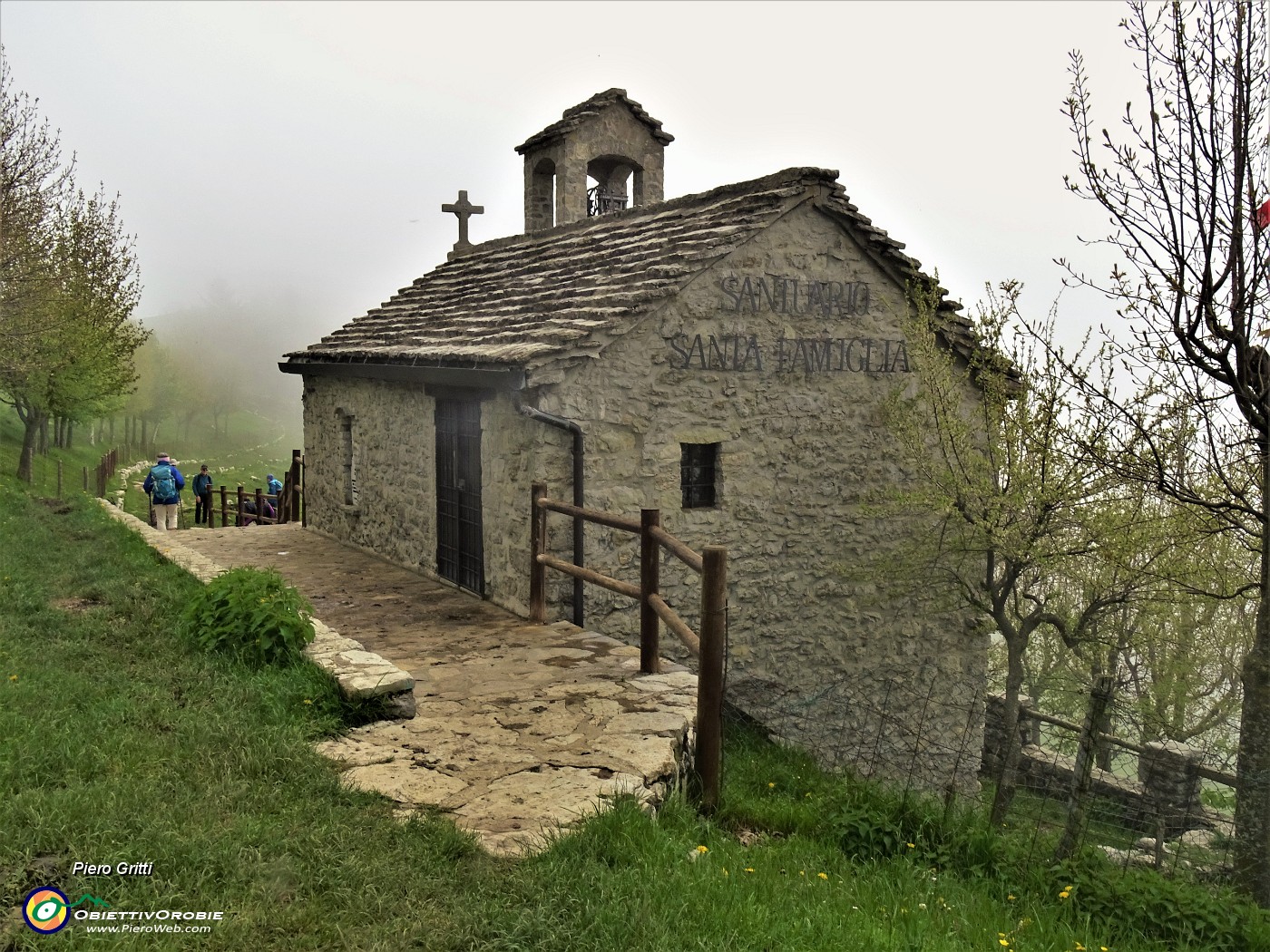 62 Al Santuario della Sacra Famiglia di Nazareth con nebbie vaganti.JPG